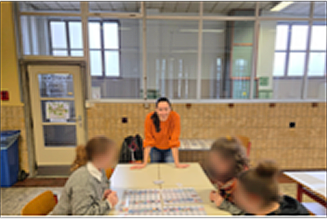 representation d'une prof qui enseigne a des éléve dans une classe